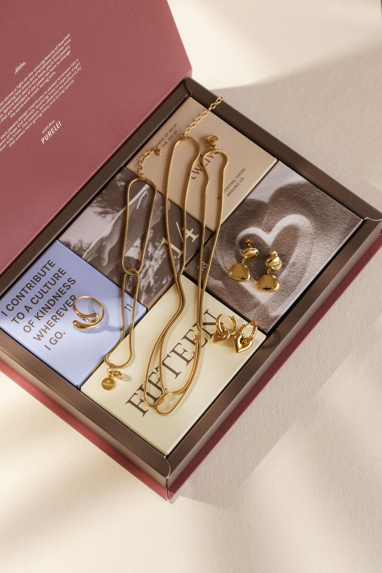Roségoldenes Schmuckset von PURELEI in eleganter Geschenkbox mit inspirierenden Karten.