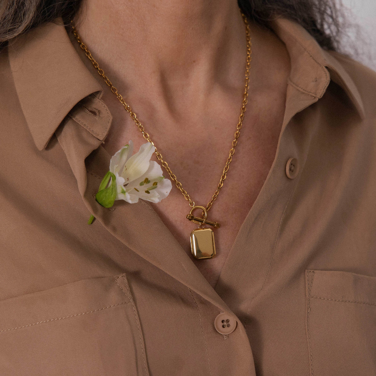 {"color":"Gold"}