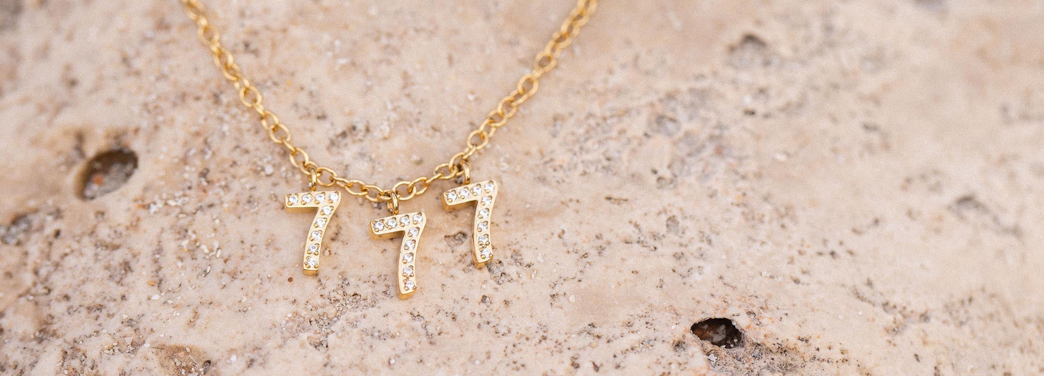 Entdecke unsere Angel Numbers Schmuckkollektion, die von den mystischen Engelszahlen inspiriert ist. Wähle aus vier Zahlenkombinationen.