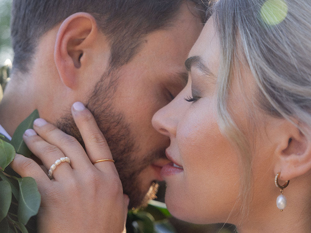 Der Hochzeitstag sollte etwas ganz Besonderes sein. Mit Schmuck von PURELEI schenkst Du nicht nur ein Stück Eleganz, sondern auch ein Symbol für Beständigkeit.