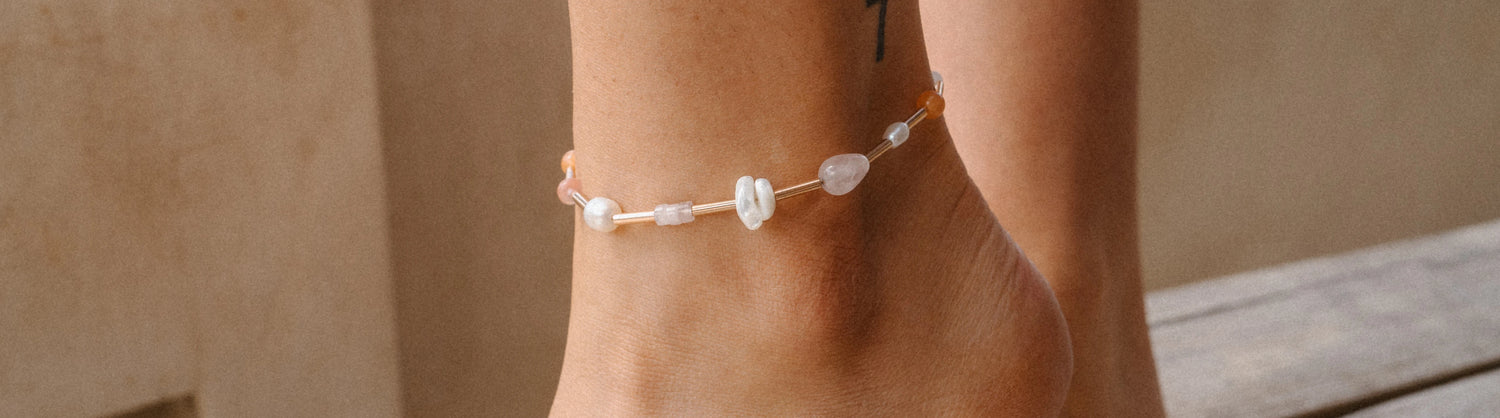 Shoppe jetzt die wasserfesten Fußkettchen von PURELEI &amp; finde Deinen perfekten Travel Buddy für unvergessliche Strandtage.