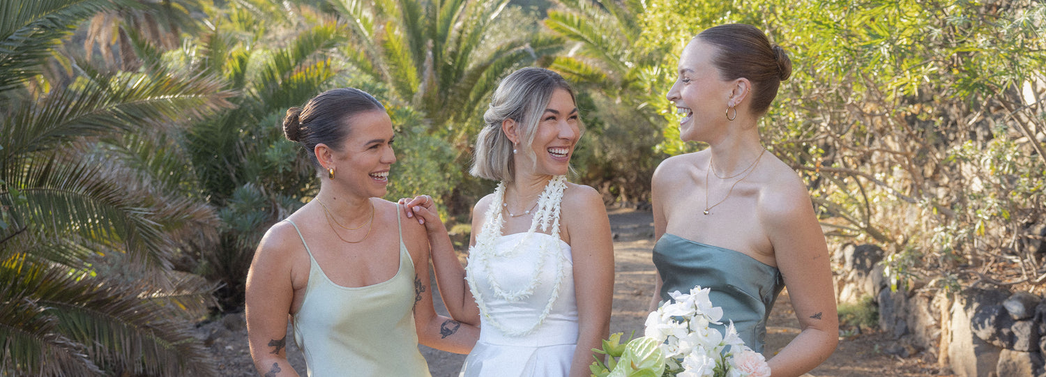 Du suchst nach Schmuck, um Deinen Brautjungfern-Look perfekt abzurunden? Shoppe wasserfeste, elegante Schmuck-Designs, die Dich zu jeder Tageszeit strahlen lassen.
