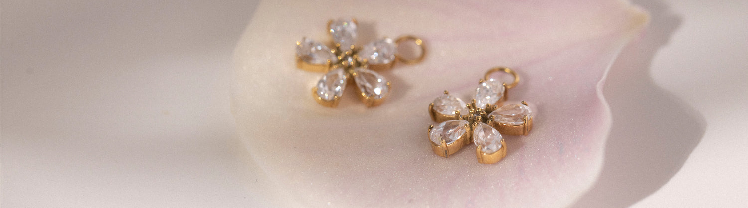 Personalisiere Deinen Look mit unserer großen Auswahl an Charms. Entdecke Buchstaben Charms, Blumen Charms, Sternzeichen Charms und mehr