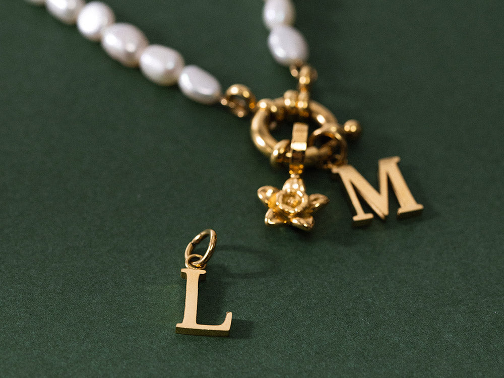 Individualisiere Deinen Look mit unserer großen Auswahl an Charms und Anhängern. Entdecke Buchstaben Charms, Blumen Charms, Sternzeichen Charms und mehr.&nbsp;