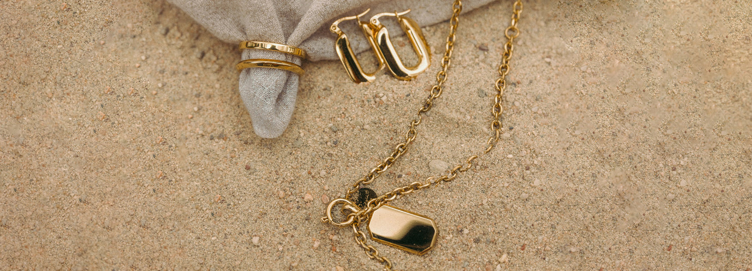 Entdecke 10 elegante Schmuckstücke, designt von Vanezia Blum. Diese zeitlosen Schmuck-Essentials werden Dich jeden Tag begleiten und jeden Look vervollständigen.