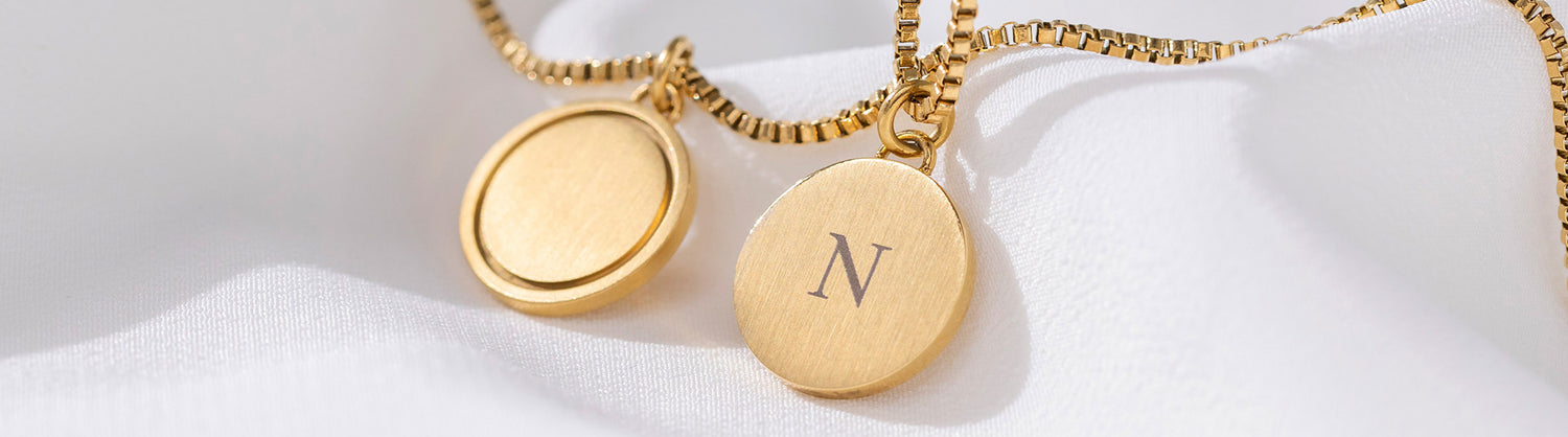 Ob für Dich selbst oder als Geschenk: Personalisiere die Schmuckstücke der Engravable Collection mit einer Gravur für Looks mit persönlicher Note. 
