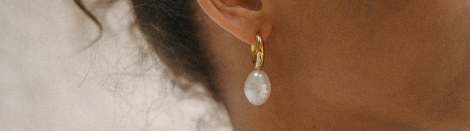 Wasserfester Schmuck mit Perlen verziert – ob für schicke Anlässe oder den nächsten Urlaub, Perlen sind immer im Trend! Jetzt Perlen-Schmuck shoppen.