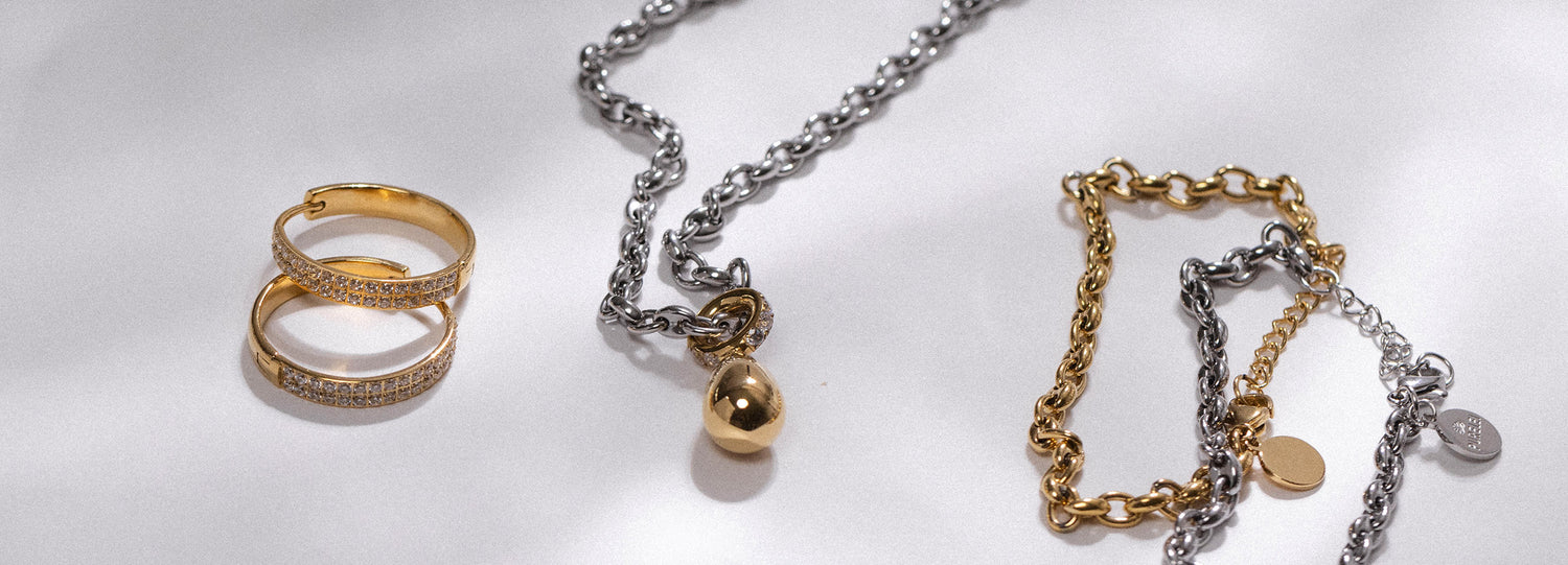 Kreiere elegante Schmuckkombinationen mit Mixed-Metals in Gold und Silber und mache Dein Outfit zum Eyecatcher mit dem Bicolor-Trend.