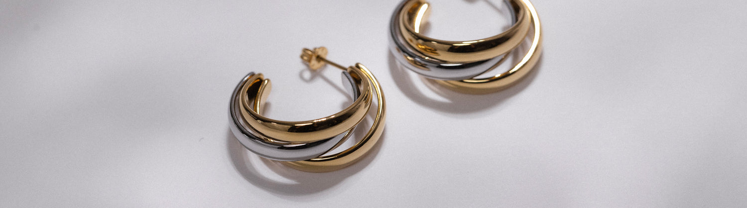 Probiere etwas Neues aus: Bicolor-Schmuck! Die gemischten Farben verleihen Deinem Look mehr Dimension und bieten Dir noch mehr Styling-Möglichkeiten.