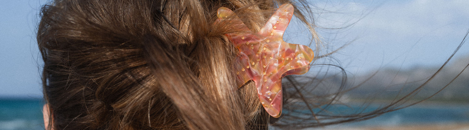 Entdecke unsere große Auswahl and Haar-Accessoires und bringe Dein Outfit auf ein neues Level. Haarschmuck für jede Jahreszeit.