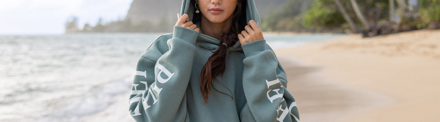 Unisex Hoodies, die den Aloha-Vibe in die Welt hinaustragen. Mit den Nachhaltigkeitssiegeln GOTS und Oeko-Tex zertifiziert.