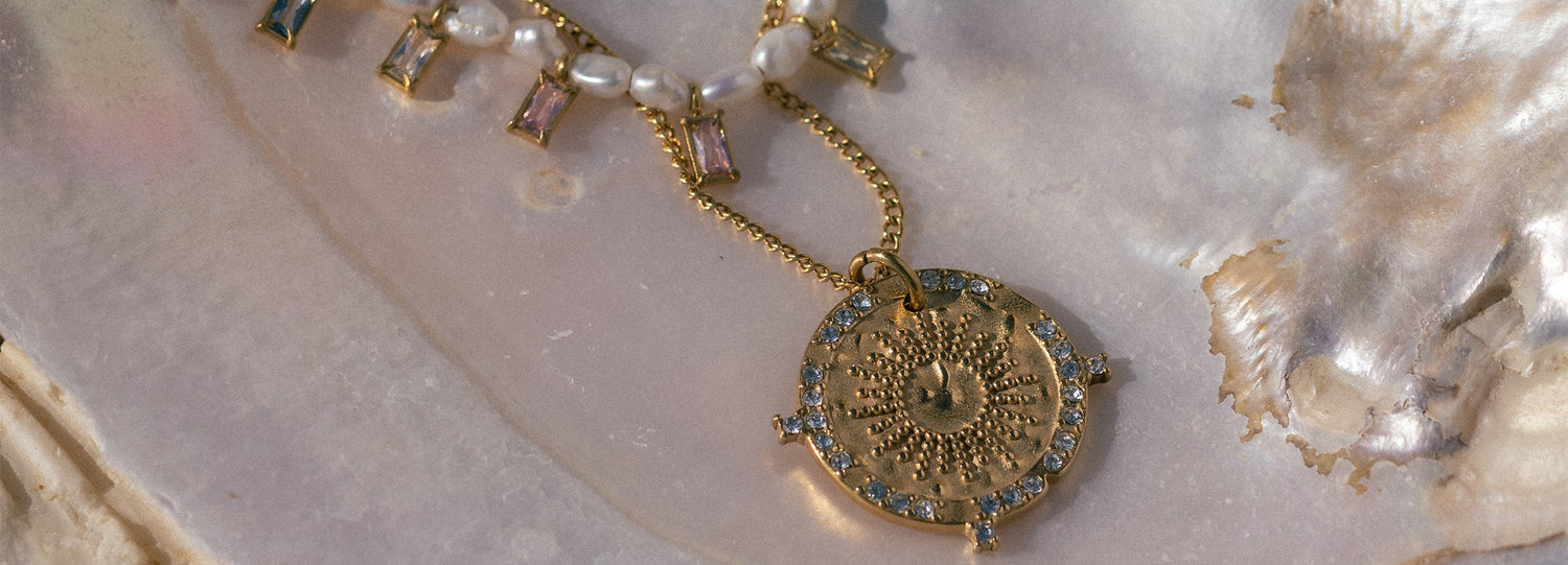 Entdecke Schmuckstücke wie Ketten, Ohrringe oder Armbänder mit Anhängen inspiriert von Hawaii. Einige Anhänger haben eine Prägung, ein Muster, eine Perle oder einen Anhänger mit glitzernden Steinen. Entdecke Deinen Favoriten.