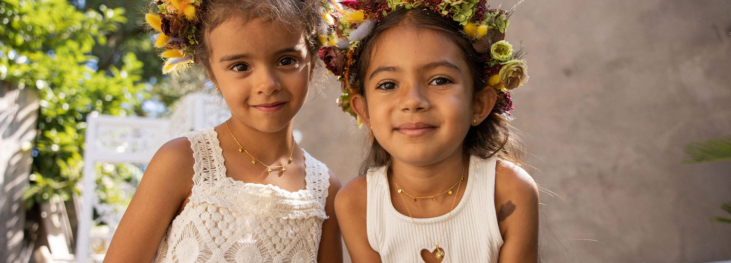 Entdecke eine selektierte Auswahl an Kinderschmuck, inspiriert von Hawaii. Unsere Schmuckstücke sind aus hochwertigen, belastbaren Materialien gefertigt und damit wasserfest und besonders korrosionsbeständig – perfekt für allerlei Abenteuer der Kleinen!