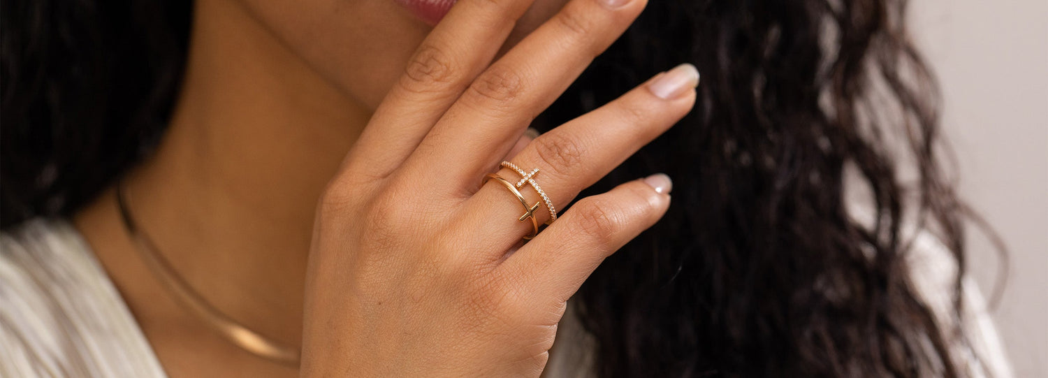Schmuckstücke, die uns an Momente erinnern und uns von besonderen Menschen geschenkt wurden, liegen uns sehr am Herzen. Entdecke Schmuck, der gerade als Geschenk für Kommunion und Konfirmation perfekt ist.