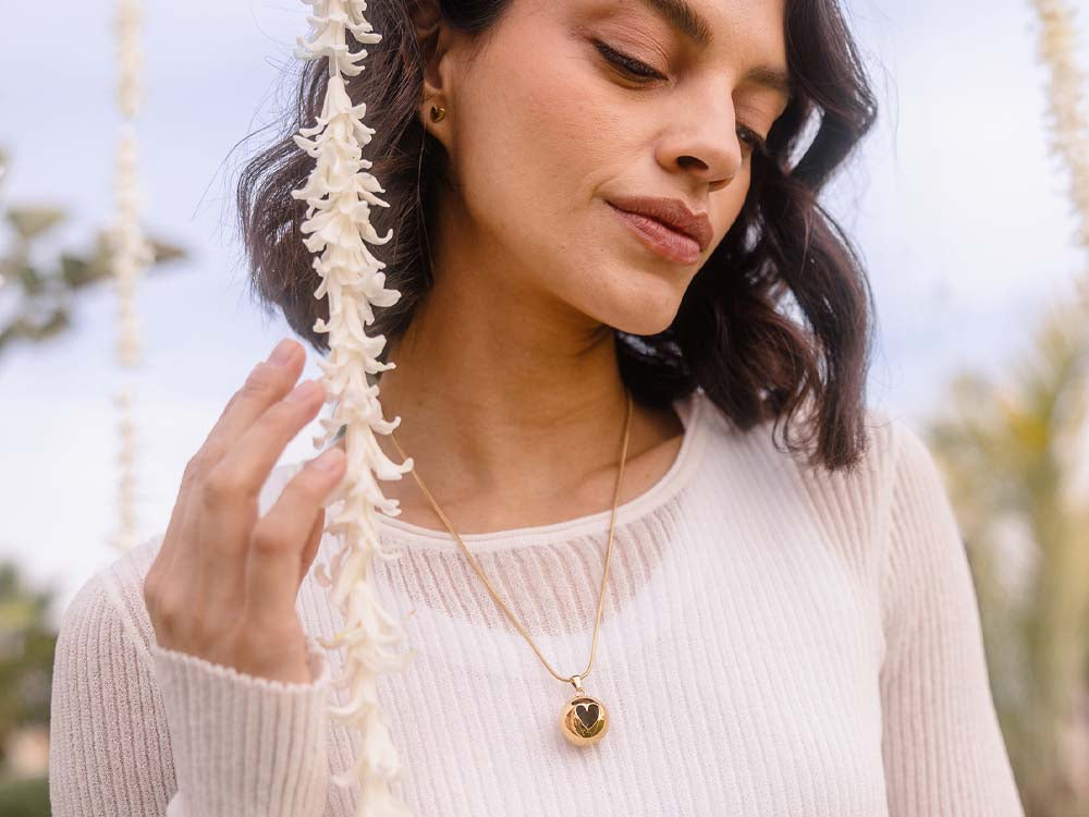 Entdecke die Love Collection mit gravierbaren und personalisierbaren Schmuckstücken, die sich perfekt als Geschenk sowie für romantische Styles eignen.