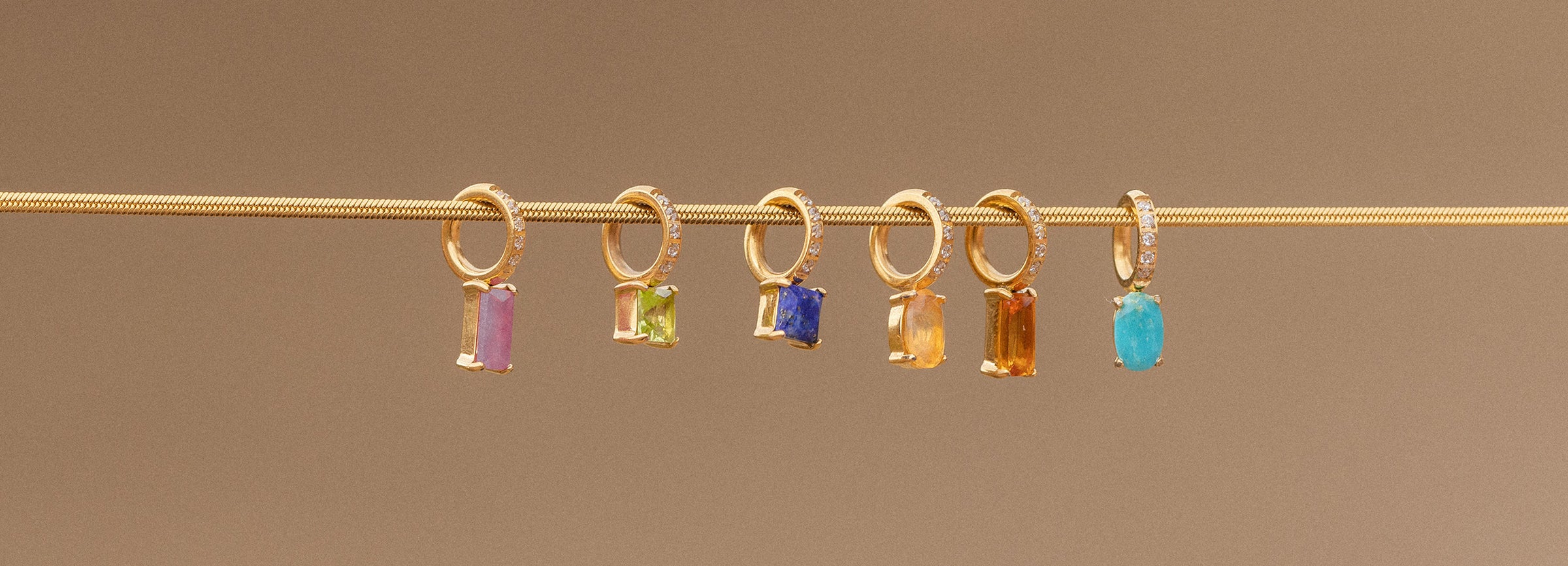 Entdecke die 12 Birthstone Charms und finde heraus, welcher Geburtsstein zu Dir gehört. Personalisiere Deinen Look mit den Edelsteinen und spüre ihre Kraft.