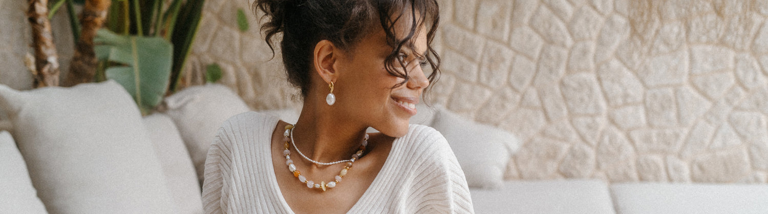Werte Dein Outfit mit wasserfeste Schmuck Trend-Pieces auf und kreiere neue Looks.