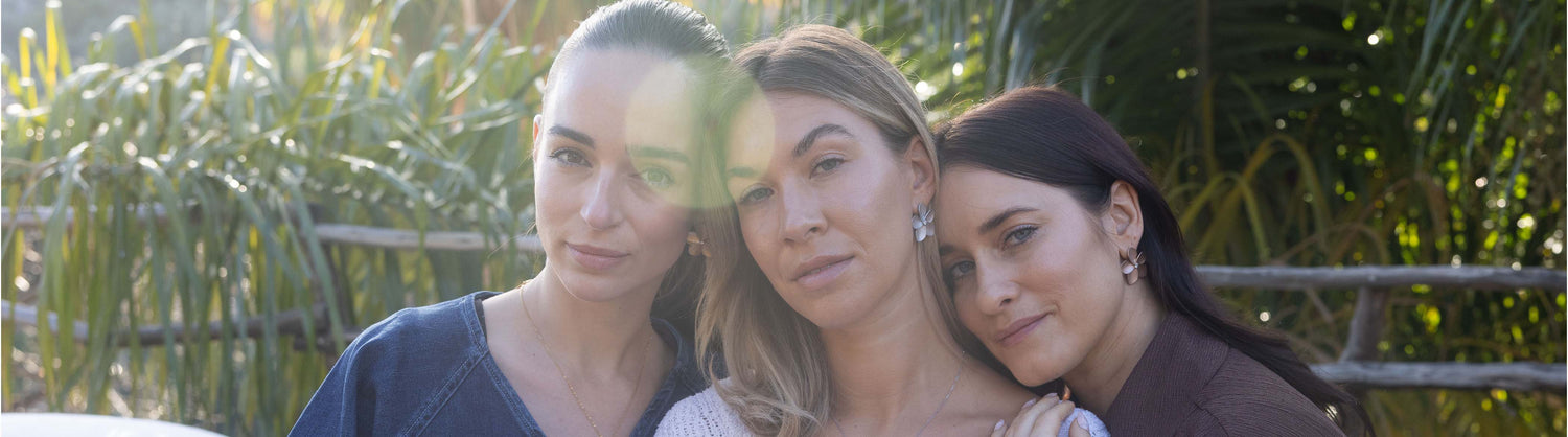 Entdecke die World Women's Day Collection mit Schmuckstücken, die Frauen aus allen Lebensbereichen feiern und verbinden und zu gegenseitiger Unterstützung, Stärke und Unabhängigkeit inspirieren.