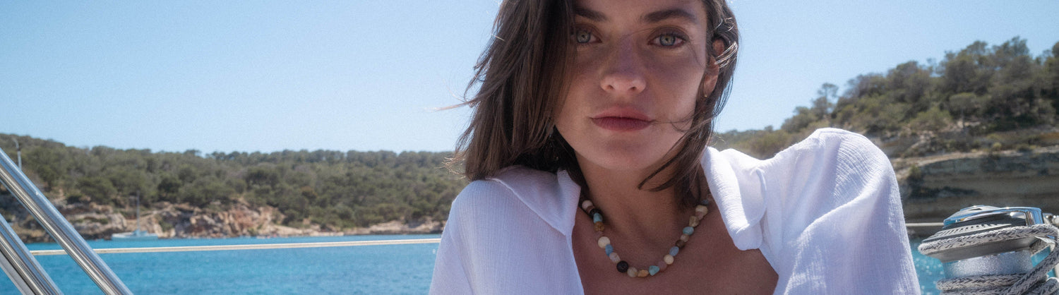 Entdecke die Spirit of Stones Collection: Schmuck mit echten Edelsteinen, inspiriert von den Farben hawaiianischer Sonnenuntergänge und der Natur. Spüre die Aloha-Vibes.