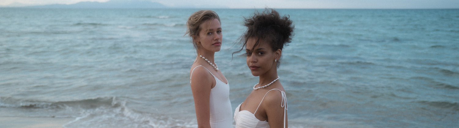 Entdecke unsere große Auswahl an wasserfesten Halsketten, Ohrringen, Armbändern und Ringen sowie von Hawaii inspirierte Accessoires und Trend-Pieces.