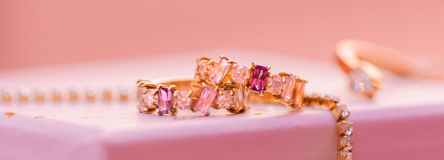 Entdecke unsere pinken, glitzernden und Perlen-Schmuckstücke im Barbie style, die jedes Outfit aufpeppen.