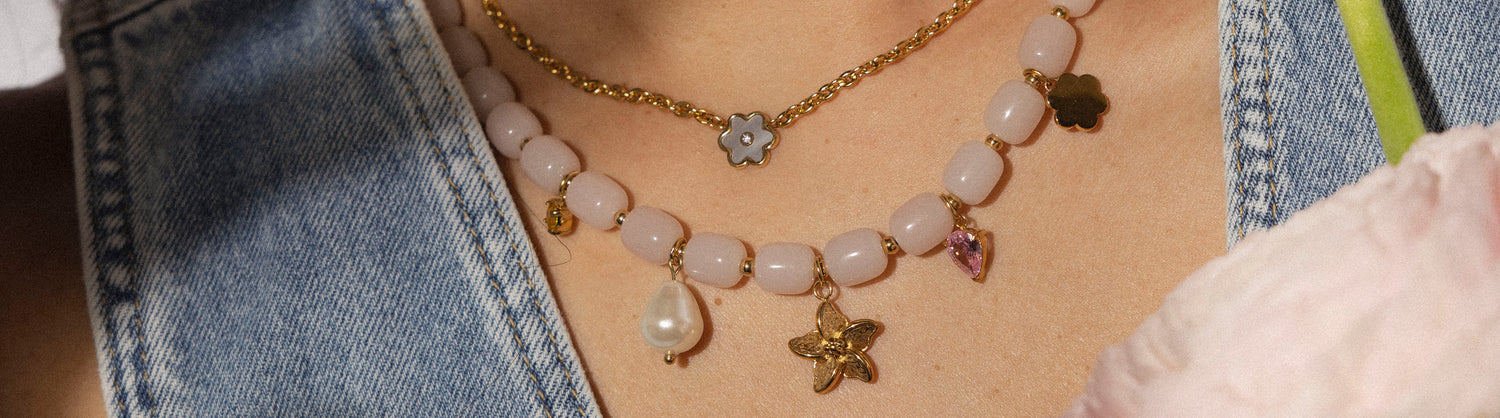 Verleihe Deinem Look eine romantische Note durch Schmuckstücke mit Blumendesign, inspiriert von Hawaii und der Schönheit der Natur.