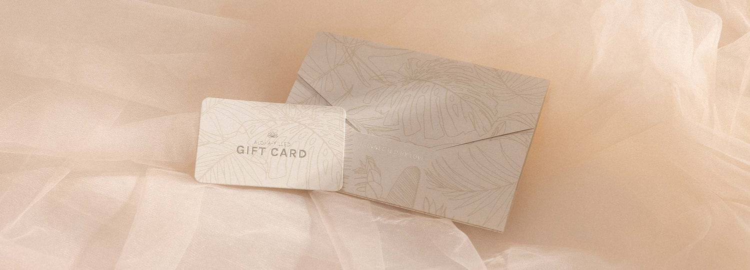 Verschenke mit unseren Geschenkgutscheinen Aloha-Vibes und lass Dir die liebevoll designten Gutscheine per Post oder E-Mail zusenden.