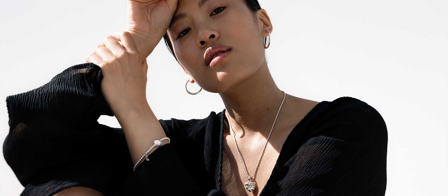 Entdecke PURELEIs Schmuck-Kollektion aus echtem Silber. Zeitlos elegante Designs, die in Deutschland aus recyceltem Silber für Dich handgefertigt werden.