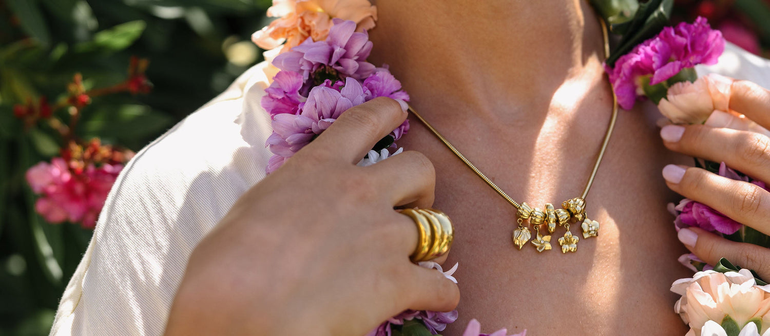 Die neue Lei Collection bringt den Spirit Hawaiis zu Dir: Mit Charm-Kette &amp; Armcuff gestaltest Du Deine ganz persönliche Lei – individuell, stylisch &amp; bedeutungsvoll. Erzähl Deine Story, Charm für Charm.