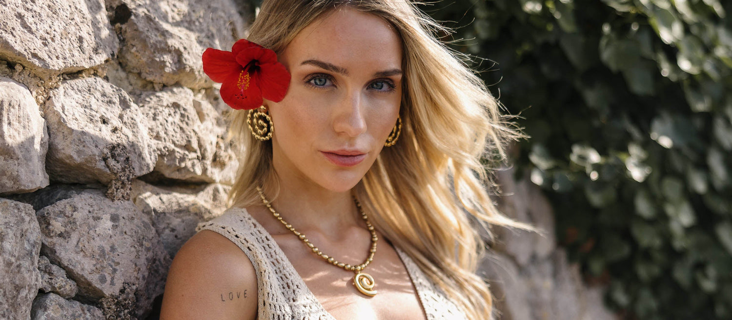 Entdecke die Swirl Collection von @emaxlouise – trendiger Schmuck mit Bedeutung. Inspiriert von der Spirale des Lebens und persönlichem Wachstum. Mit Elefanten-Charm als Glückssymbol.