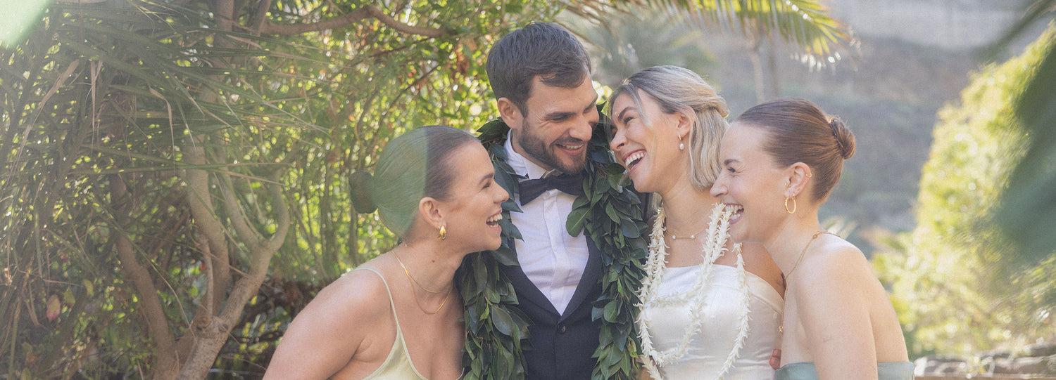 Du suchst nach Schmuck, um Deinen Brautjungfern-Look perfekt abzurunden? Shoppe wasserfeste, elegante Schmuck-Designs, die Dich zu jeder Tageszeit strahlen lassen.