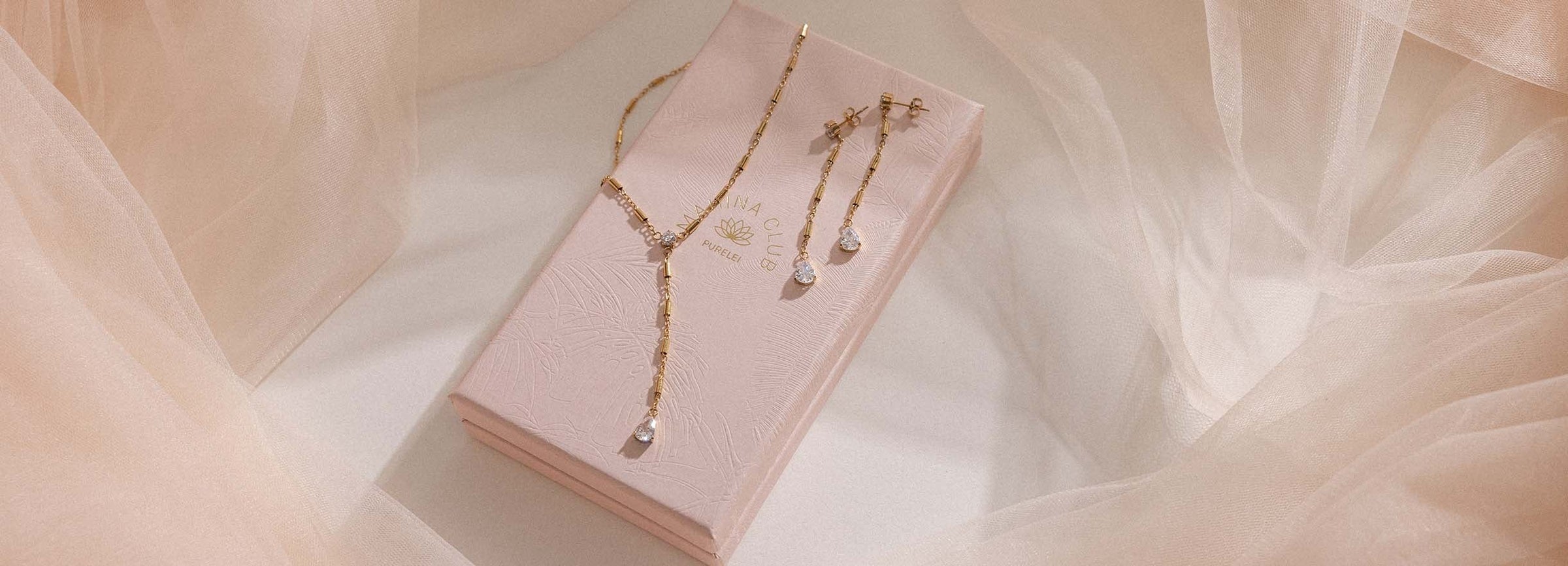 Entdecke hier die Best-of-Auswahl an vielfältigen Schmucksets aus vergangenen Mahina Club Editionen, für perfekt abgestimmte Layering-Looks.