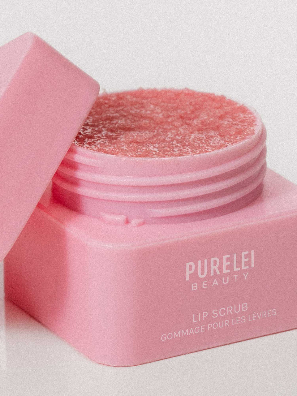 PURELEI Lip Scrub in zartem Rosa, sanftes Zuckerpeeling für weiche Lippen mit feuchtigkeitsspendender Pflege.