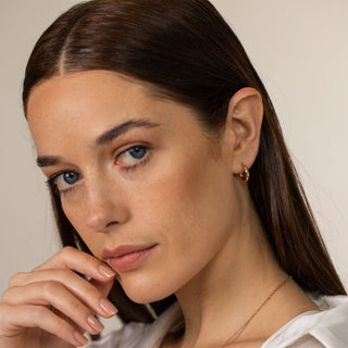 PURELEI Brave Ohrringe aus 18K Roségold, zarte Creolen am Ohr, feminine Eleganz, warm und zeitlos.