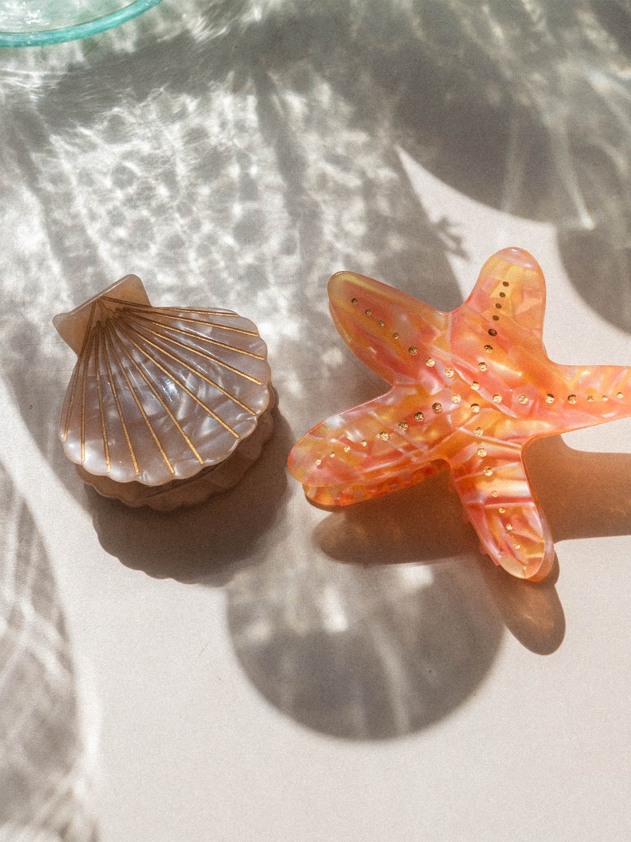 PURELEI Starfish Haarklammer aus schimmerndem Acetat mit goldenen Punkten, inspiriert von tropischer Leichtigkeit.