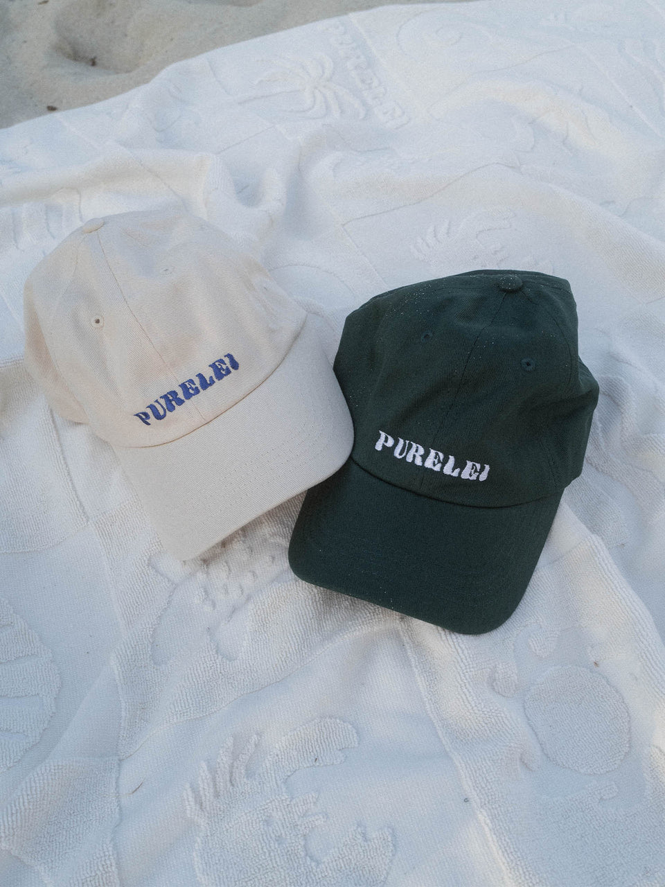 Island Kappe von PURELEI, grün und weiß aus 100% Baumwolle mit gesticktem Logo, lässig und nachhaltig.