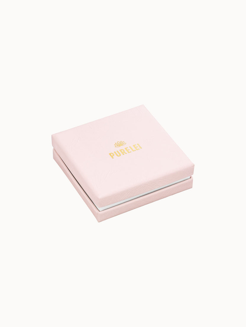 Linnen Blossom Armband Verpackung von PURELEI in zartem Rosa, edel und feminin gestaltet für besondere Schmuckstücke.