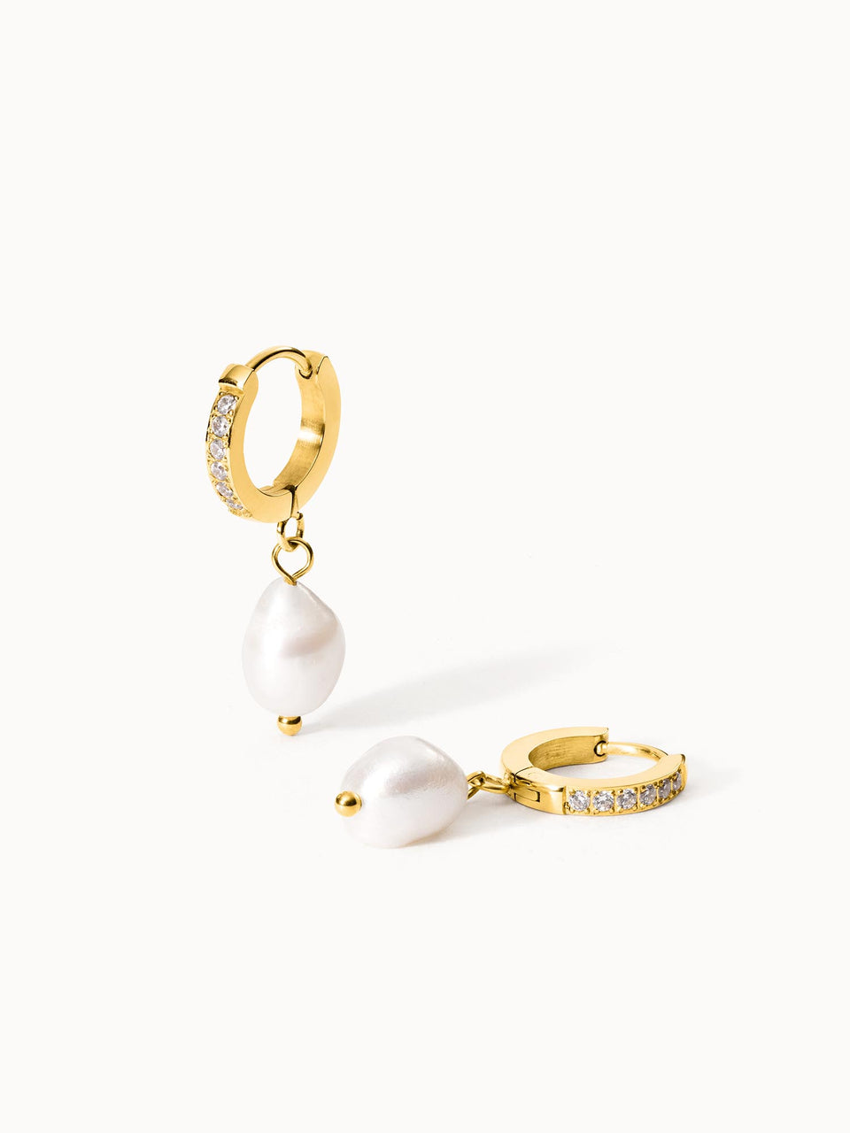 PURELEI Malahi Ohrringe aus 18K Gold mit funkelnden Zirkonia und eleganten Süßwasserperlen, fein und feminin.