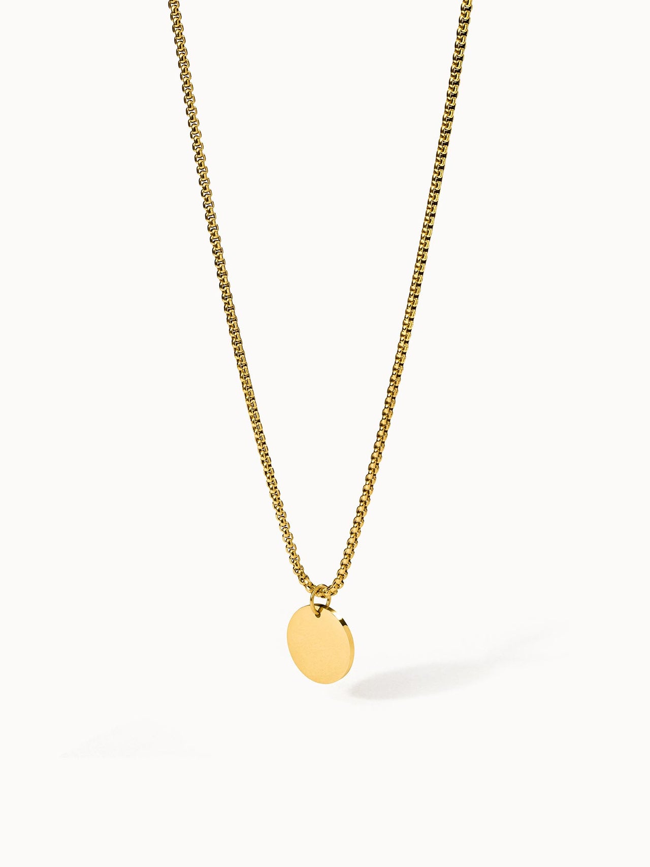 Kumu O Coin Kette von PURELEI, goldene Edelstahlkette mit glattem Coin-Anhänger, schlicht und elegant, zeitloses Basic-Schmuckstück.