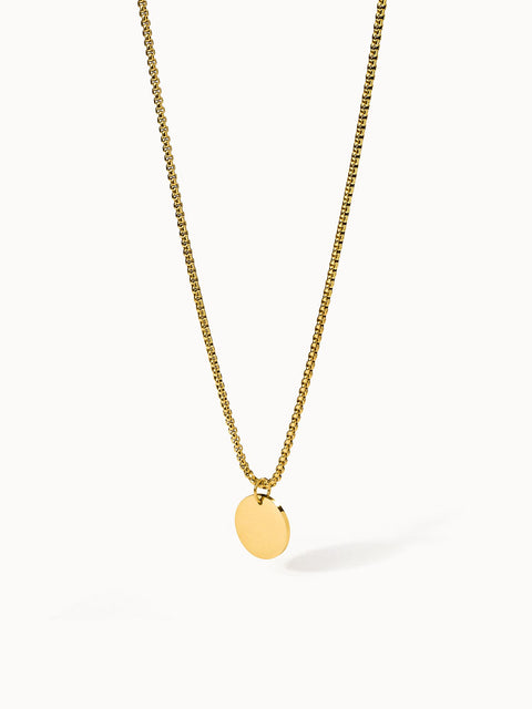 Kumu O Coin Kette von PURELEI, goldene Edelstahlkette mit glattem Coin-Anhänger, schlicht und elegant, zeitloses Basic-Schmuckstück.
