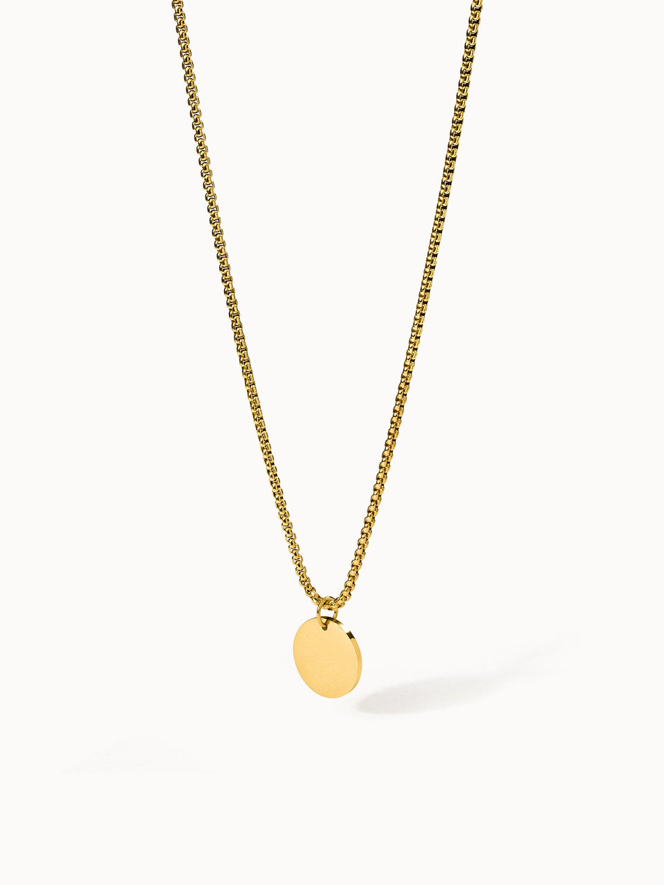 Kumu O Coin Kette von PURELEI, goldene Edelstahlkette mit glattem Coin-Anhänger, schlicht und elegant, zeitloses Basic-Schmuckstück.
