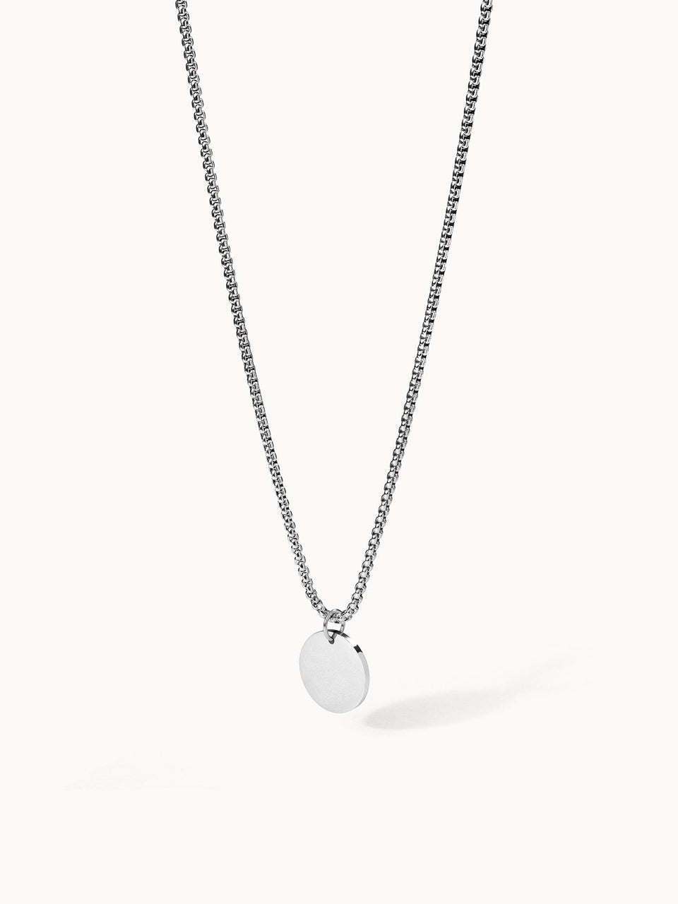 PURELEI Kumu O Coin Kette aus nickelfreiem Silber mit glattem Coin, minimalistisch und elegant präsentiert.