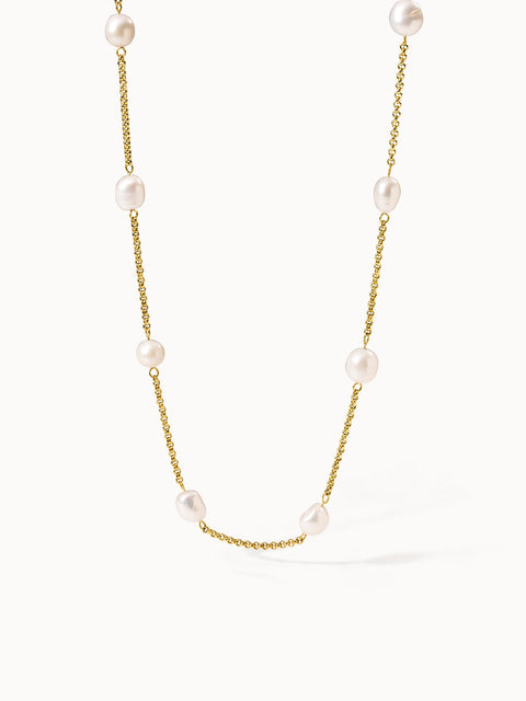 PURELEI Malahi Kette mit goldener Edelstahlkette und perlmuttfarbenen Süßwasserperlen, elegant und feminin.