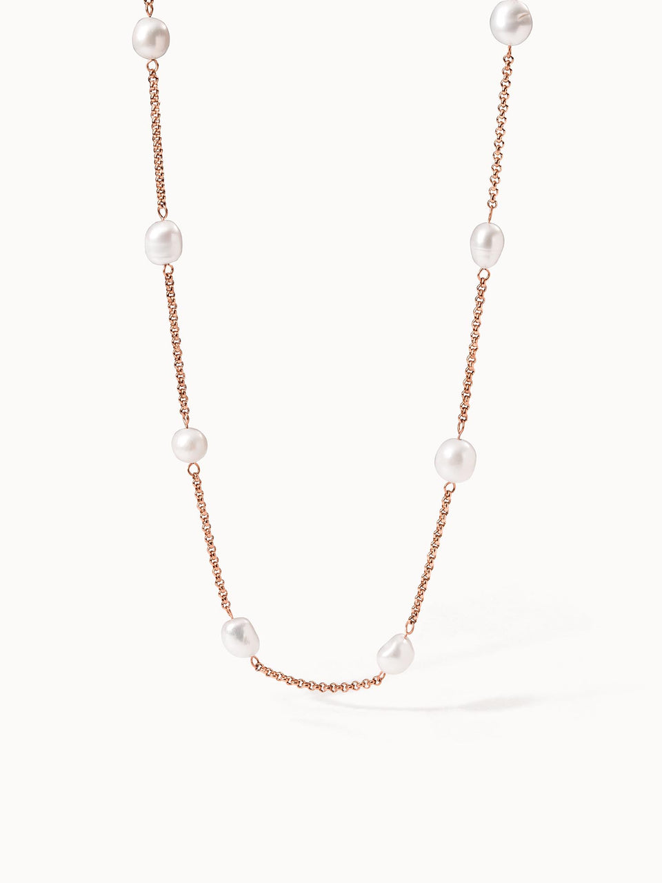 PURELEI Malahi Kette aus roségoldener Edelstahlkette mit zarten Süßwasserperlen, clean & elegant präsentiert.