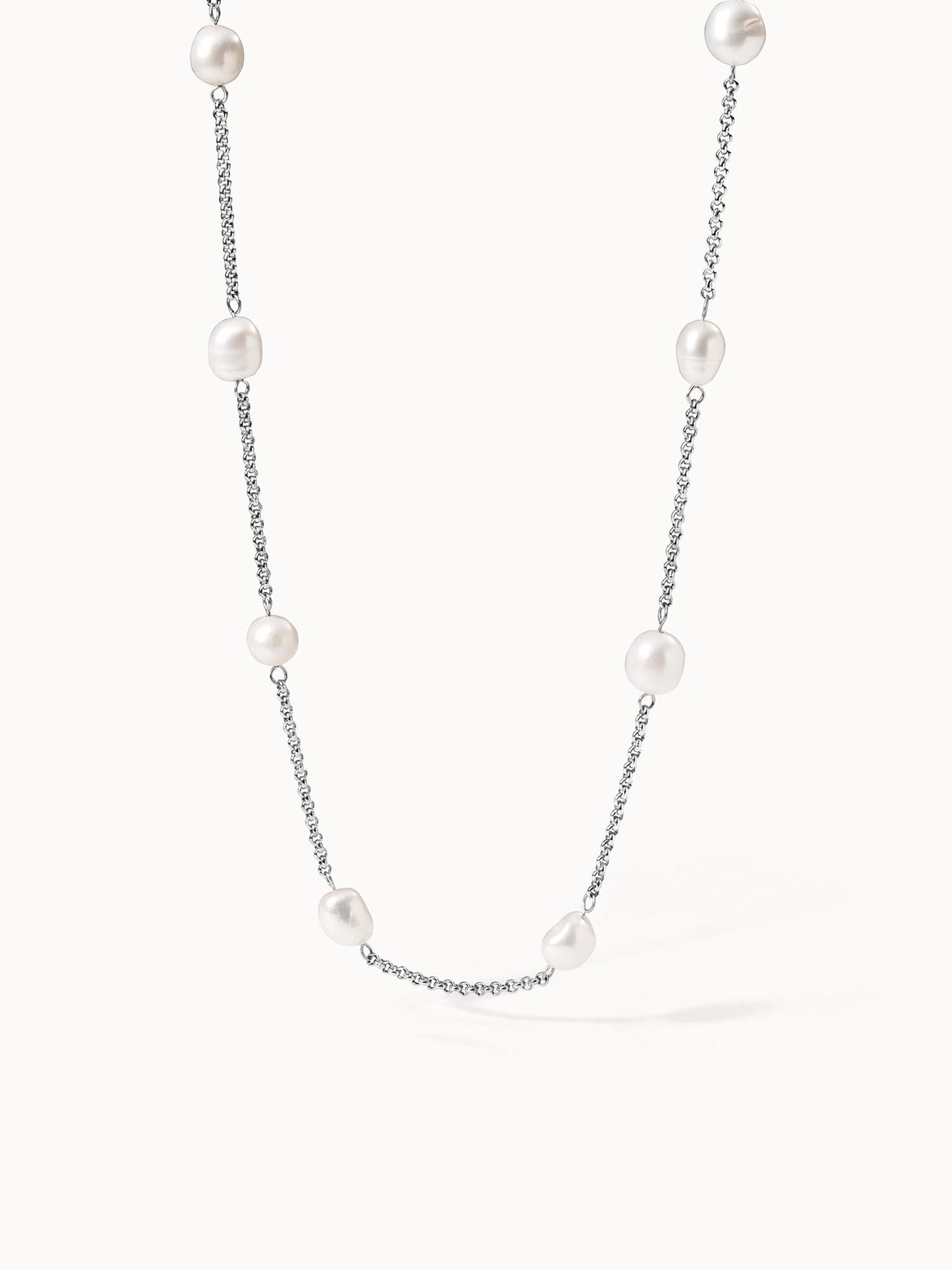 PURELEI Malahi Kette aus nickelfreiem Silber mit feinen Süßwasserperlen, elegant und zeitlos minimalistisch.