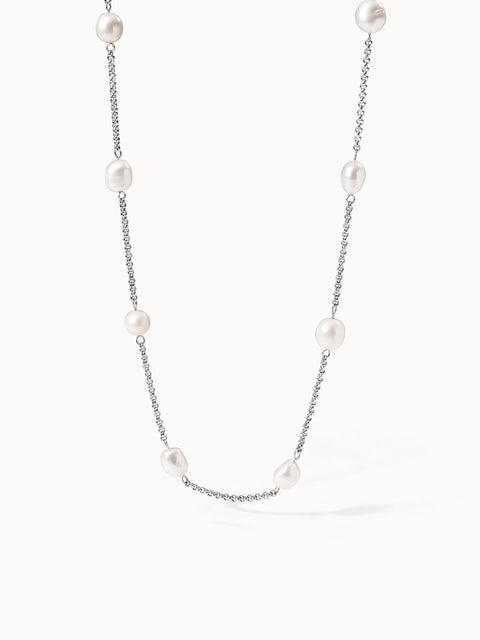PURELEI Malahi Kette aus nickelfreiem Silber mit feinen Süßwasserperlen, elegant und zeitlos minimalistisch.
