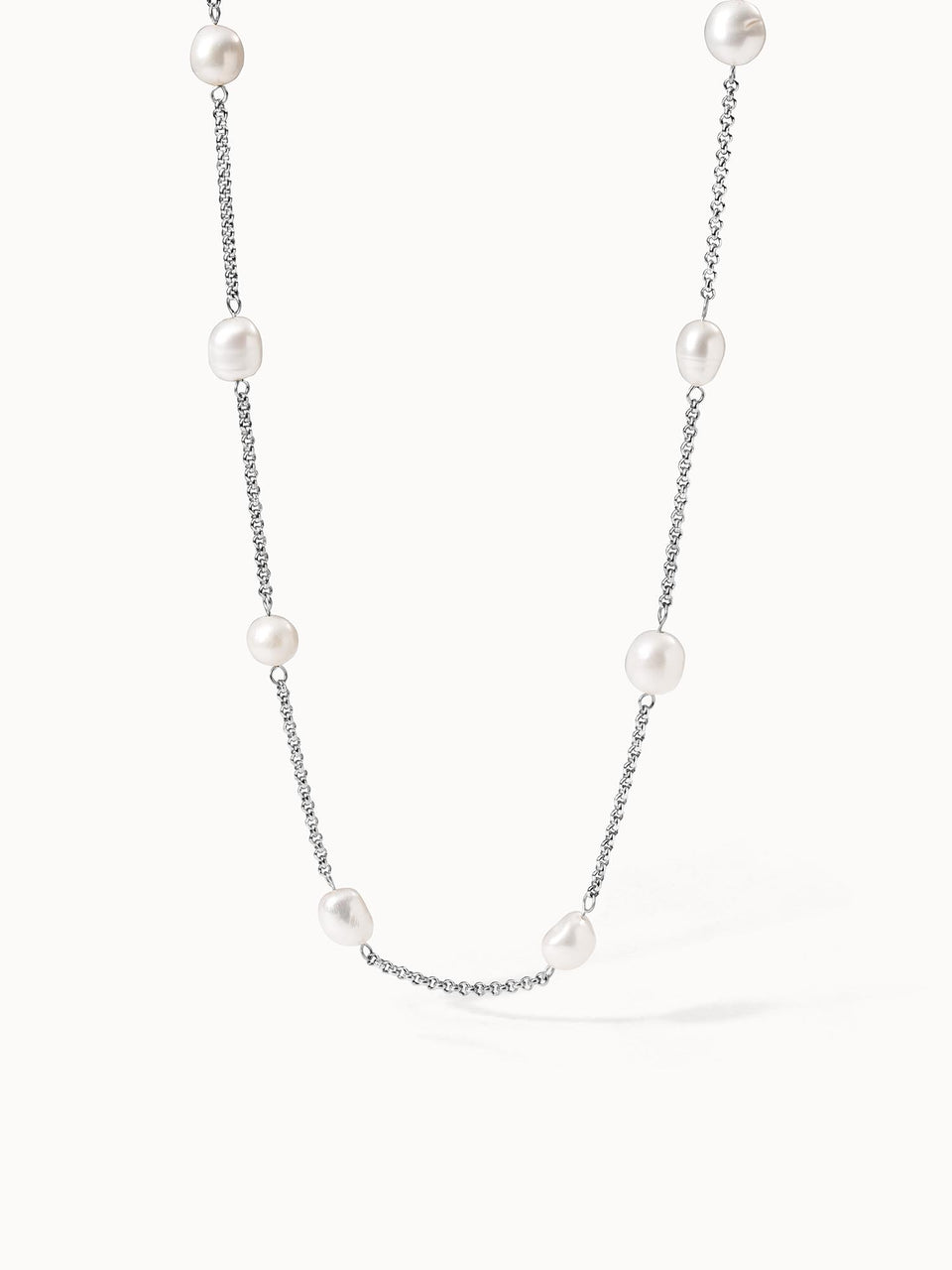 PURELEI Malahi Kette aus nickelfreiem Silber mit feinen Süßwasserperlen, elegant und zeitlos minimalistisch.