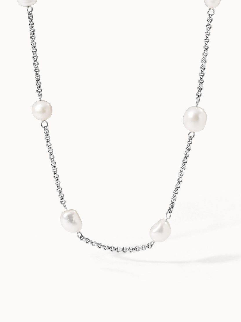 PURELEI Malahi Kette aus silbernem Edelstahl mit natürlichen Süßwasserperlen, elegant und feminin inszeniert.