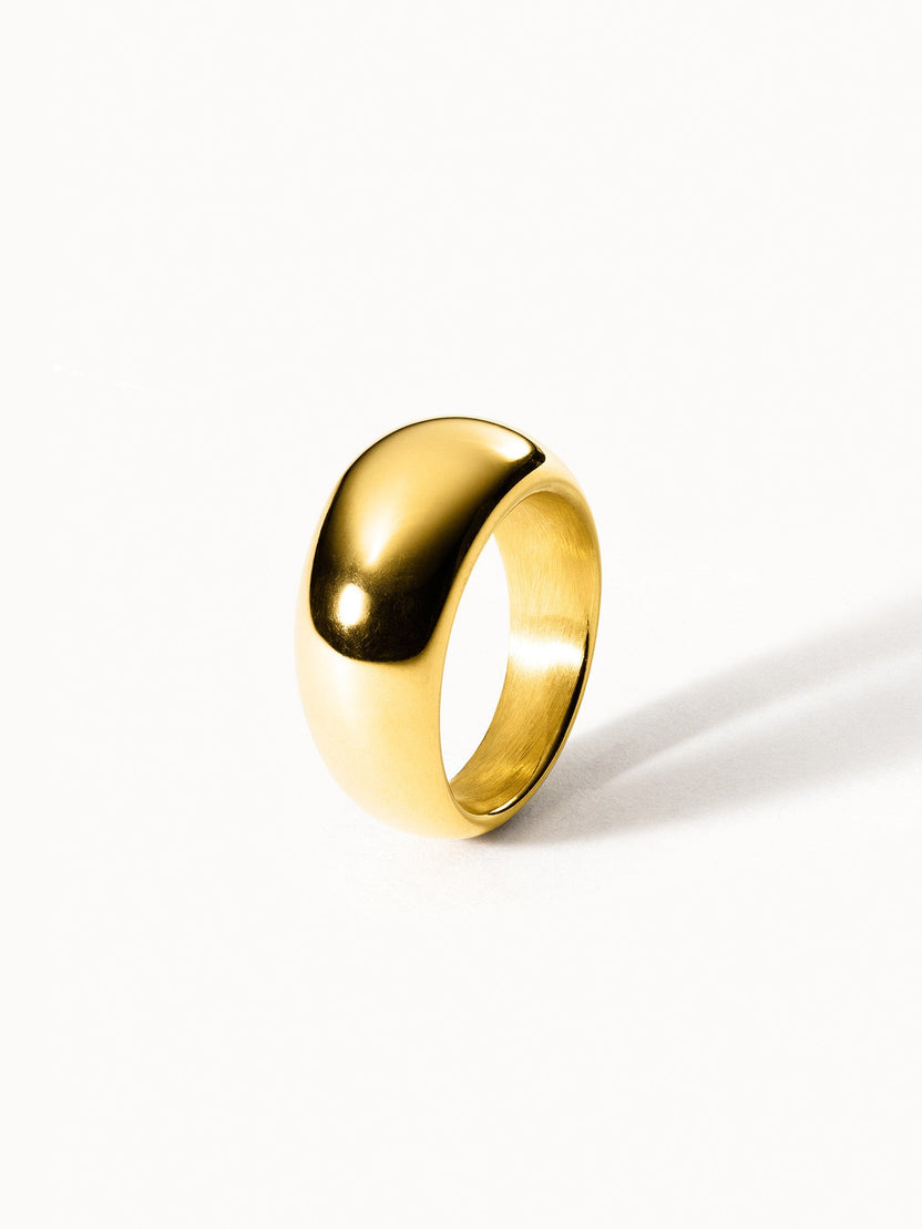 PURELEI Kumu O Ring aus 18K vergoldetem Edelstahl, schlicht und elegant, mit warmem Glanz auf hellem Hintergrund