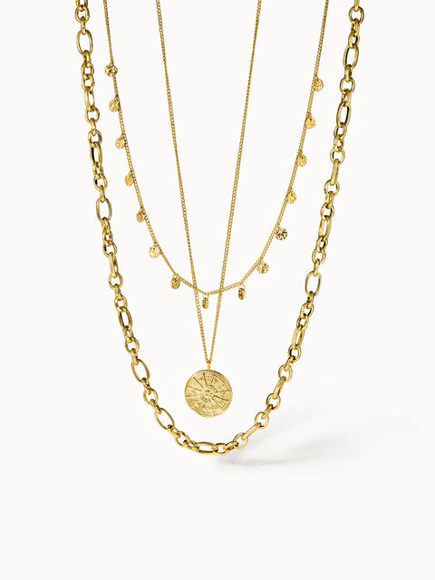 Hanalei Ketten-Set von PURELEI, goldfarben, Zodiac-Anhänger und feine Gliederketten, elegant und feminin im Layering.